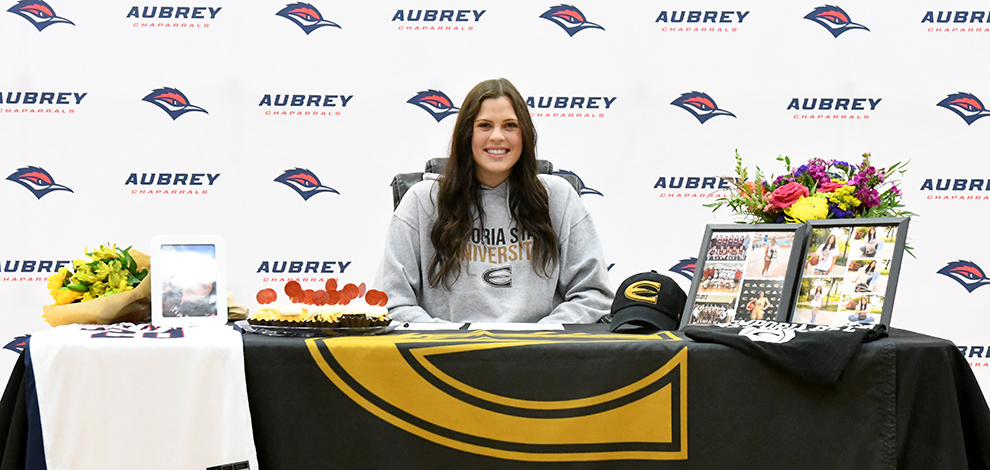 Chatterley and Beaty Sign NLIs at Fall Signing Ceremony